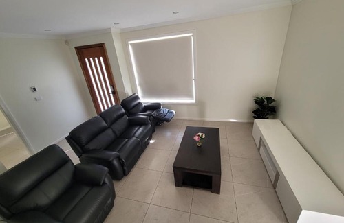 Schofields Villa | Luxury 5 Bedrooms Schofields Home + Back yard