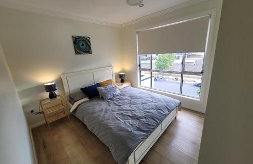 Schofields Villa | Luxury 5 Bedrooms Schofields Home + Back yard
