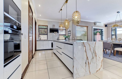 Greater Johannesburg Metropolitan Area House | Luxury 5-BR home, all en-suite, Solar + fast Wifi