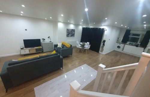 Luton Apartment | Luxury 5 - Spacious Contractor's Delight with 4 Bedrooms and Ample Driveway Parking