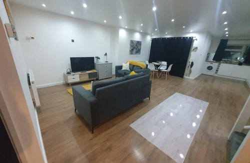 Luton Apartment | Luxury 5 - Spacious Contractor's Delight with 4 Bedrooms and Ample Driveway Parking