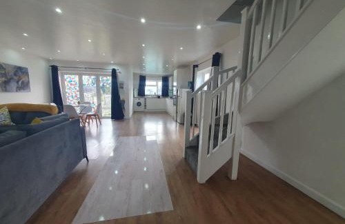 Luton Apartment | Luxury 5 - Spacious Contractor's Delight with 4 Bedrooms and Ample Driveway Parking