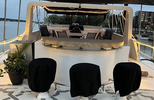 Butchertown Boat Rental | Luxury 5 stateroom 2 bath River Yacht w/hot tub -5 min from downtown Louisville!