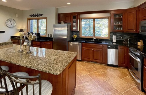 Chestnut Springs House | Luxury 5Bd 4Ba Sleeps 16+ Hot-tub/Dog Friendly