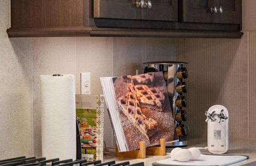Bethany House | Luxury 5BD 4BT Home, 15min to DT Portland, Game Room, NatureTrails, Free Parking