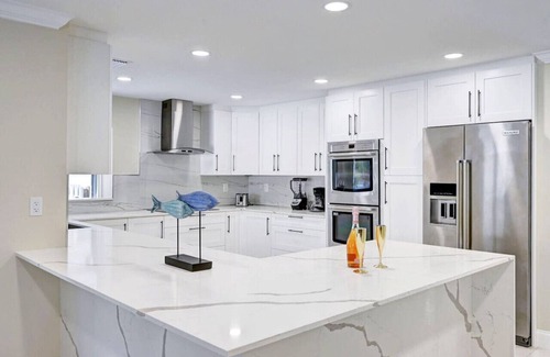 Hollywood Lakes Villa | Luxury 5BR/3BA Villa Walk to Hollywood Beach