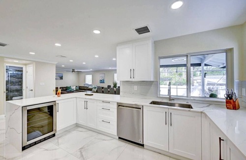 Hollywood Lakes Villa | Luxury 5BR/3BA Villa Walk to Hollywood Beach