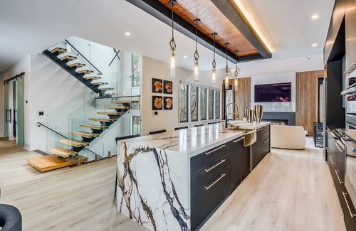 Cliftondale House | Luxury 5BR Retreat w/Pool, Hot Tub, Basketball
