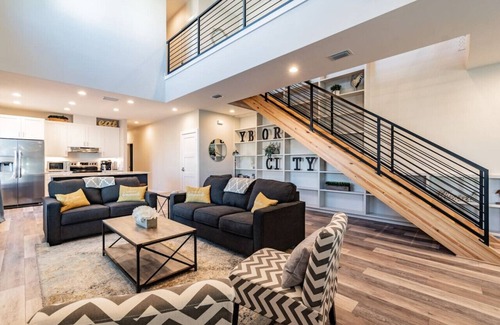 Historic Ybor Villa | Luxury 5BR Ybor City Duplex Near 7th
