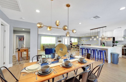 Paradise Villa | Luxury! 6-Bedrooms Modern, Central, big pool & Yard.