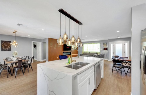 Paradise Villa | Luxury! 6-Bedrooms Modern, Central, big pool & Yard.
