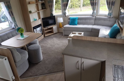 Skegness Ski Chalet | Luxury 6 Birth Caravan with Hot Tub in Skegness