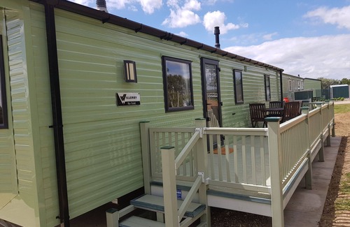 Skegness Ski Chalet | Luxury 6 Birth Caravan with Hot Tub in Skegness
