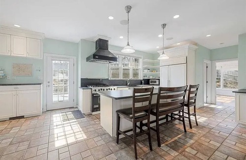 Marblehead House | Luxury 6 BR·7 Beds·3.5 BA house in charming Marblehead & walkable to the ocean