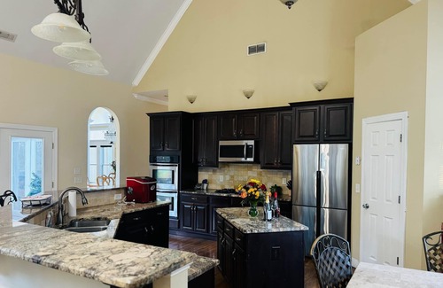 Conley House | Luxury 6BR Mini-Mansion - Sleeps 16+ Theater Event Room Near Airport/Dwtn