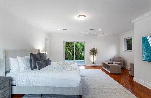 El Portal House | Luxury 6BR Villa w/Private Pool, Billiards, Volleyball & More