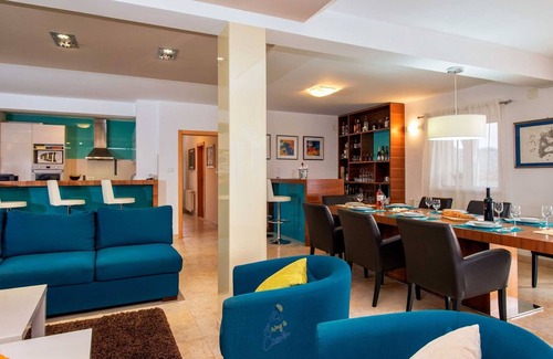 Brusje Villa | Luxury 7-BR villa with great hilltop views and pool