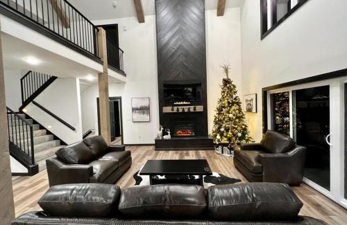 Kimberling City House | Luxury 7BED Lakefront Lodge 4- FREE Resort Amenities-Pool/Hot Tubs - PERFECT FOR LARGE FAMILY