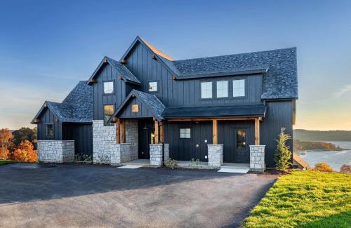 Kimberling City House | Luxury 7BED Lakefront Lodge 4- FREE Resort Amenities-Pool/Hot Tubs - PERFECT FOR LARGE FAMILY