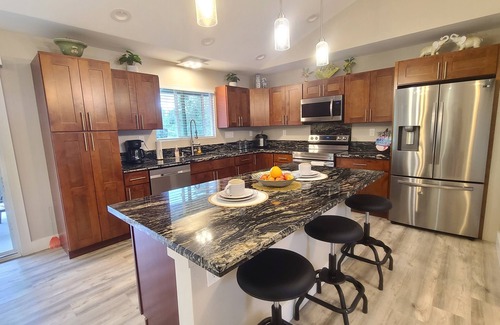 Keaau House | Luxury 800 ft" 1 bedroom Suite, Full Large Kitchen, King size bed, Free Laundry