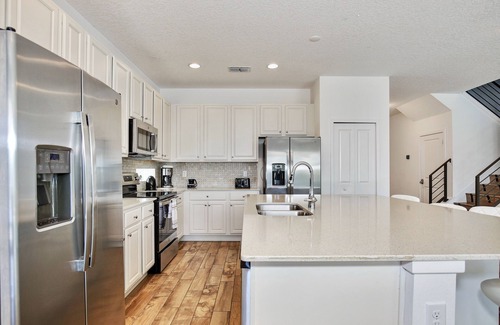 Indian Point House | Luxury 9 bed 7 bath pool home17 minutes to Disney