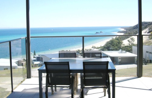 Brisbane Waterfront House | Luxury accommodation in comfort for up to 17 guests