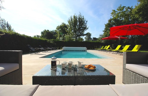 Serres-et-Montguyard House | Luxury Air Conditioned + Heated Pool 4 bed 4 bath Village House in the Dordogne