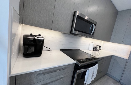 Calgary Condo | Luxury Airport Suite 2Bed 2Bath w/heated parking
