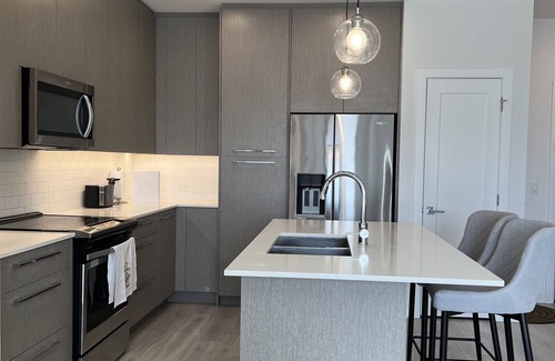 Calgary Condo | Luxury Airport Suite 2Bed 2Bath w/heated parking