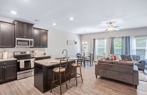 Riverdale House | Luxury and Stylish, Newly built 2021. Minutes from the airport.