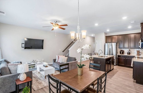 Riverdale House | Luxury and Stylish, Newly built 2021. Minutes from the airport.