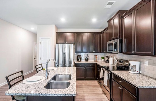 Riverdale House | Luxury and Stylish, Newly built 2021. Minutes from the airport.