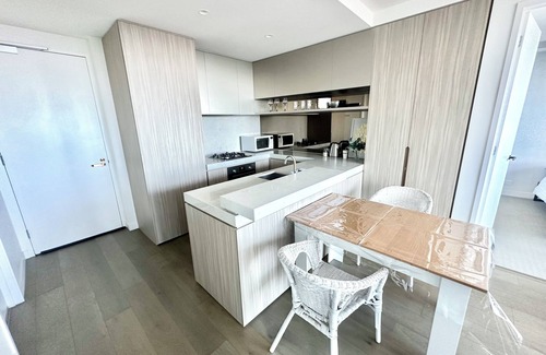 Port Melbourne Apartment | luxury apartment with water views. Walking distance from beach