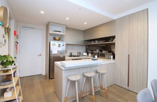 Port Melbourne Apartment | luxury apartment with water views. Walking distance from beach