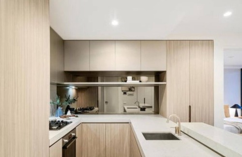 Port Melbourne Apartment | luxury apartment with water views. Walking distance from beach