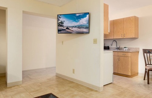 Coral Heights House | ⚡️⚡️Luxury Apartment 1 Mi From The Beach, Perfect Getaway⚡️⚡️