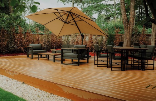 Lindenthal Apartment | Luxury apartment 8 persons, 300m² garden, terrace, bathtub, 10 min to the city center