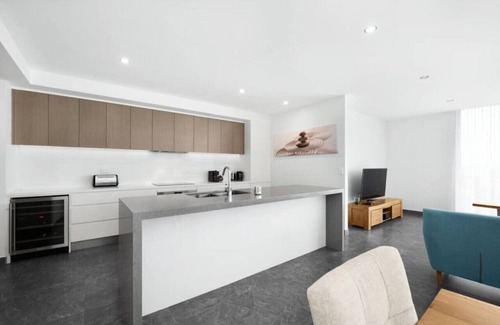 Caves Beach Apartment | Luxury Apartment Caves Beach 4 Bed WiFi & Parking