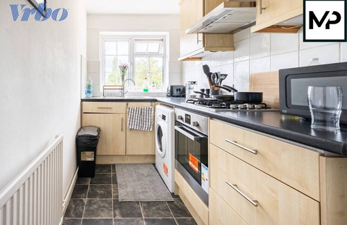 Epsom Apartment | Luxury Apartment For Short Lets and Serviced Accommodation Epsom with Parking