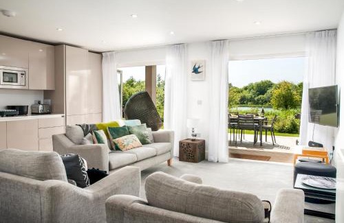 Cirencester Apartment | Luxury apartment with spa access on a nature reserve Dragonfly HM106