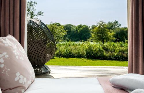 Cirencester Apartment | Luxury apartment with spa access on a nature reserve Dragonfly HM106