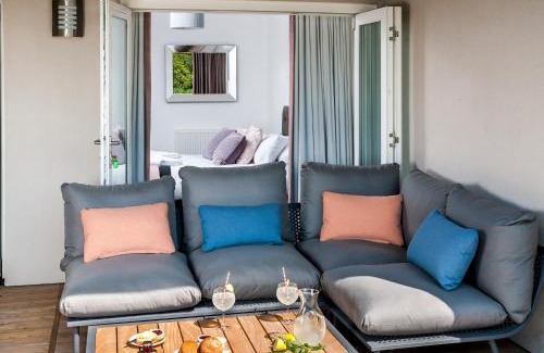 Cirencester Apartment | Luxury apartment with spa access on a nature reserve Dragonfly HM106