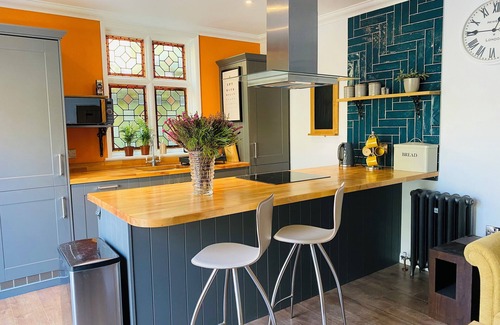 Norwich Apartment | Luxury Apartment-Golden Triangle, Parking & Garden
