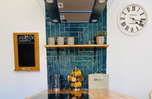 Norwich Apartment | Luxury Apartment-Golden Triangle, Parking & Garden