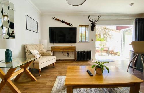 Eaton Apartment | Luxury Apartment-Golden Triangle, Parking & Garden