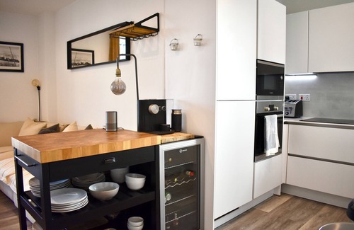 Camberwell Green Apartment | Luxury Apartment in London w/Free Travel Included with Long term Bookings!