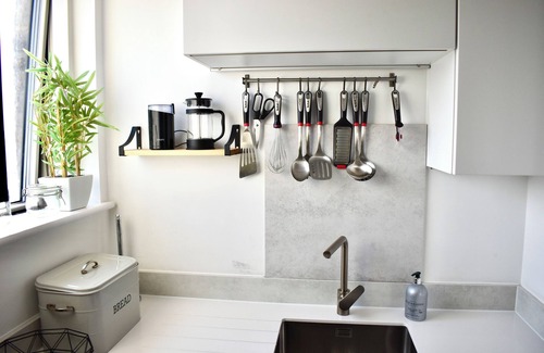 Camberwell Green Apartment | Luxury Apartment in London w/Free Travel Included with Long term Bookings!