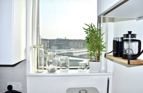 Camberwell Green Apartment | Luxury Apartment in London w/Free Travel Included with Long term Bookings!