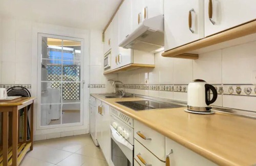 Nueva Andalucia Apartment | Luxury Apartment in Superb Location - with WiFi and Satellite TV