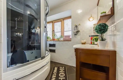 Pechers'kyi District Apartment | Luxury apartment in the center with a jacuzzi and views of the Park